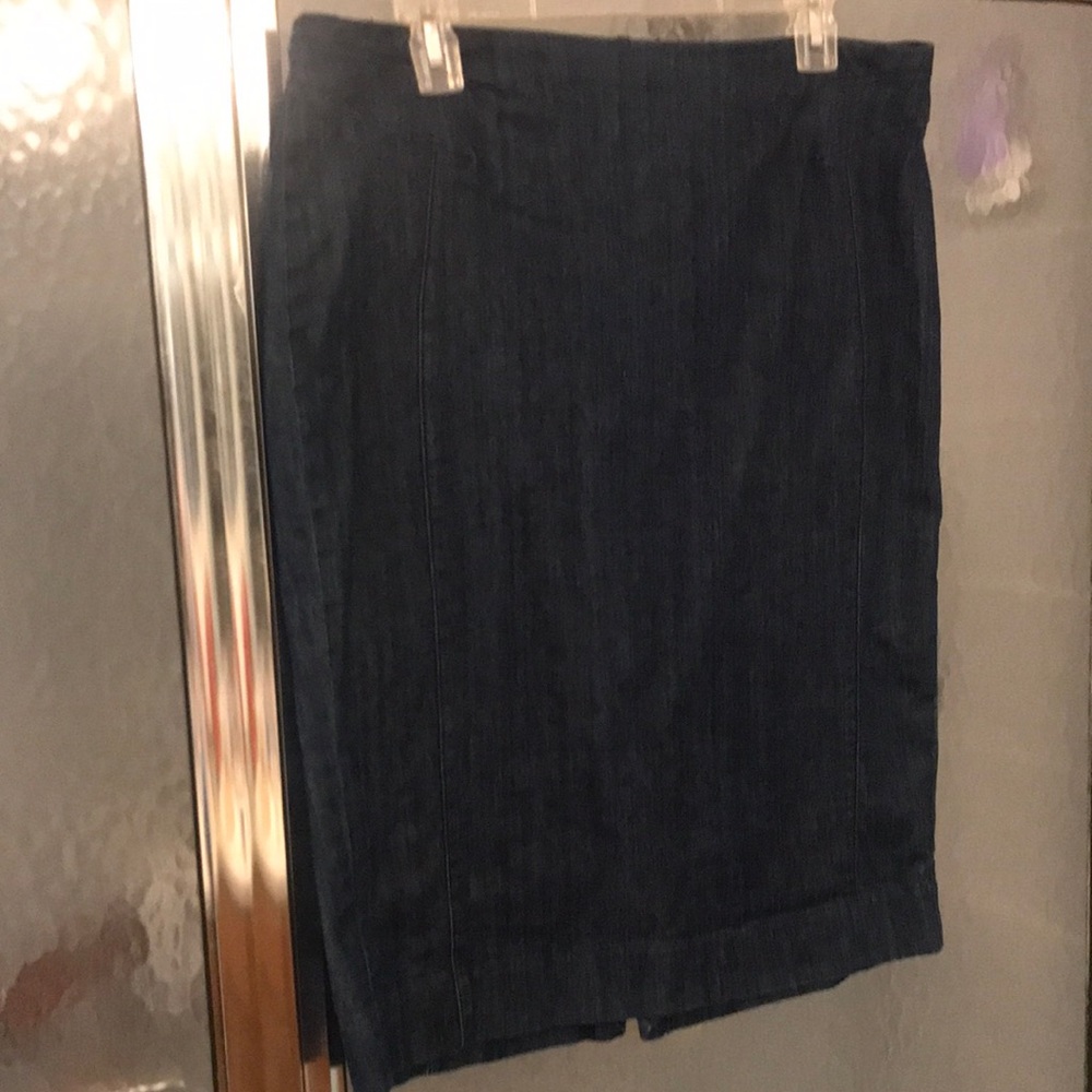 Beautiful whitehouse/blackmarket 12 denim skirt with back zip and back slit